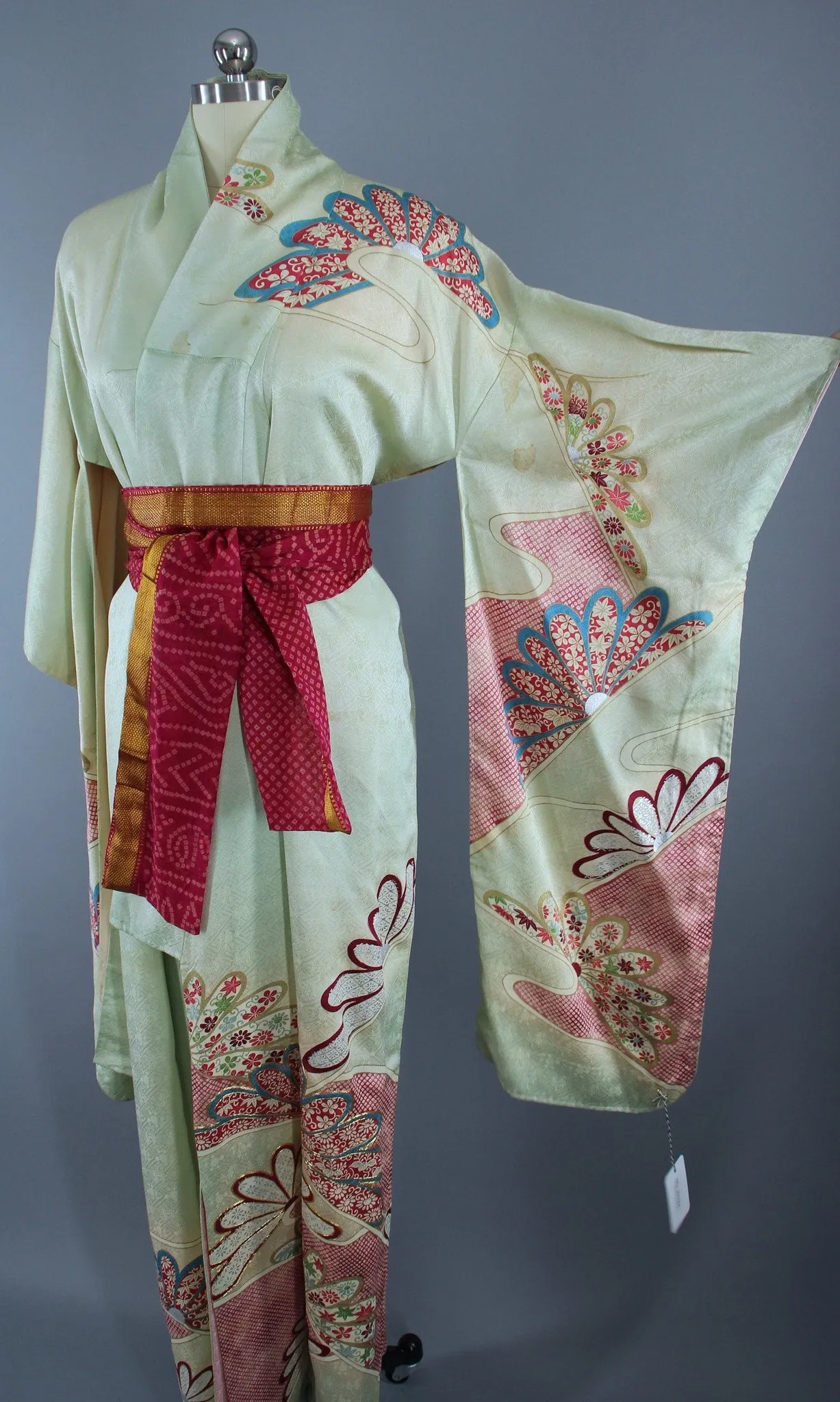 1950s Vintage Silk Kimono Robe Furisode / Pastel Mint Green Floral Pattern