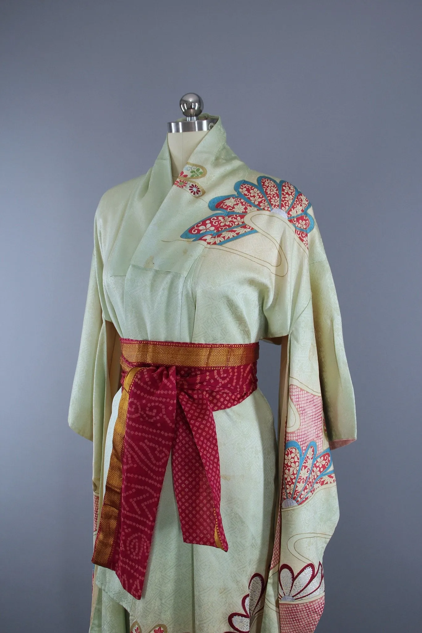 1950s Vintage Silk Kimono Robe Furisode / Pastel Mint Green Floral Pattern