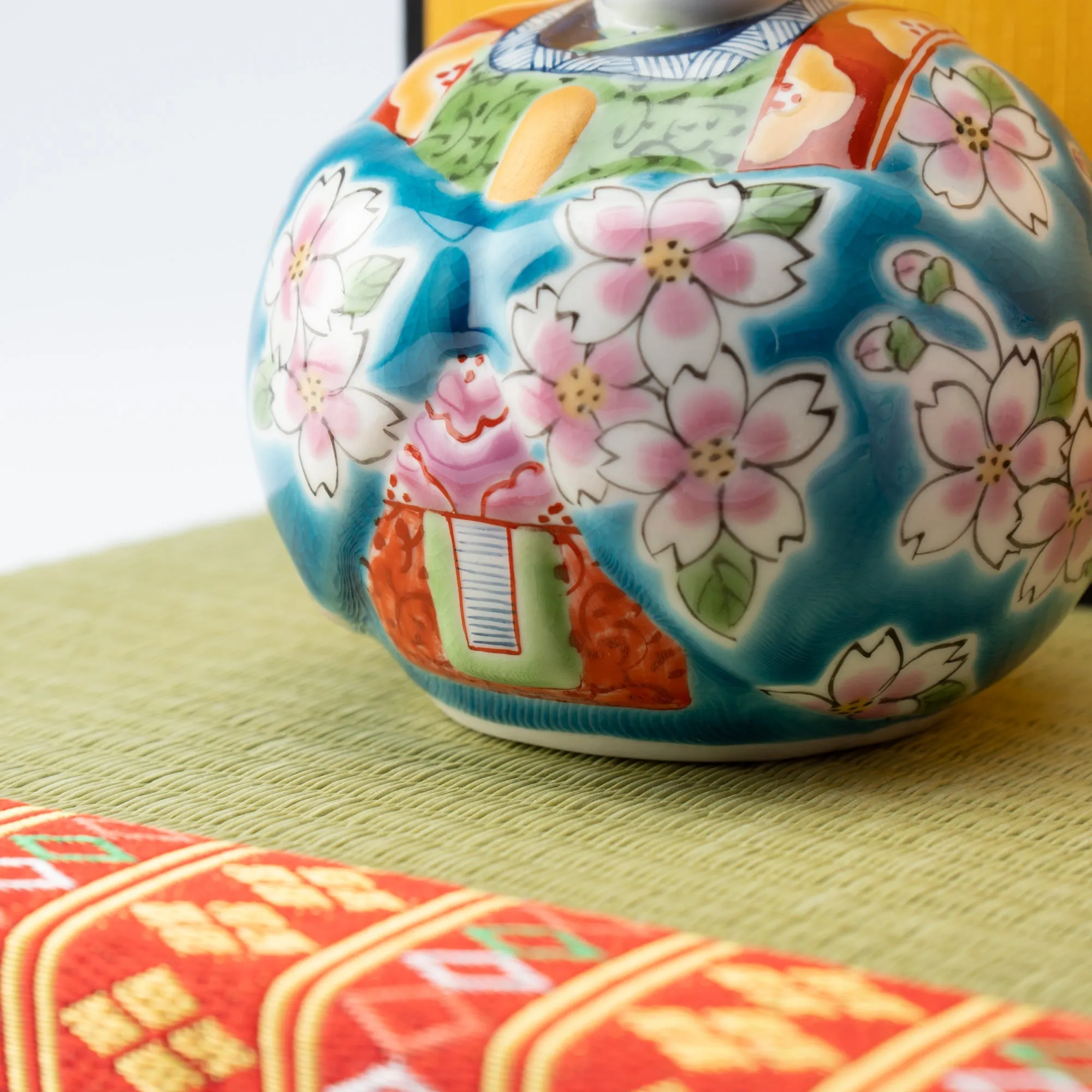Toukou Kiln Sakura Kutani Hina Dolls with Mini Tatami Mat