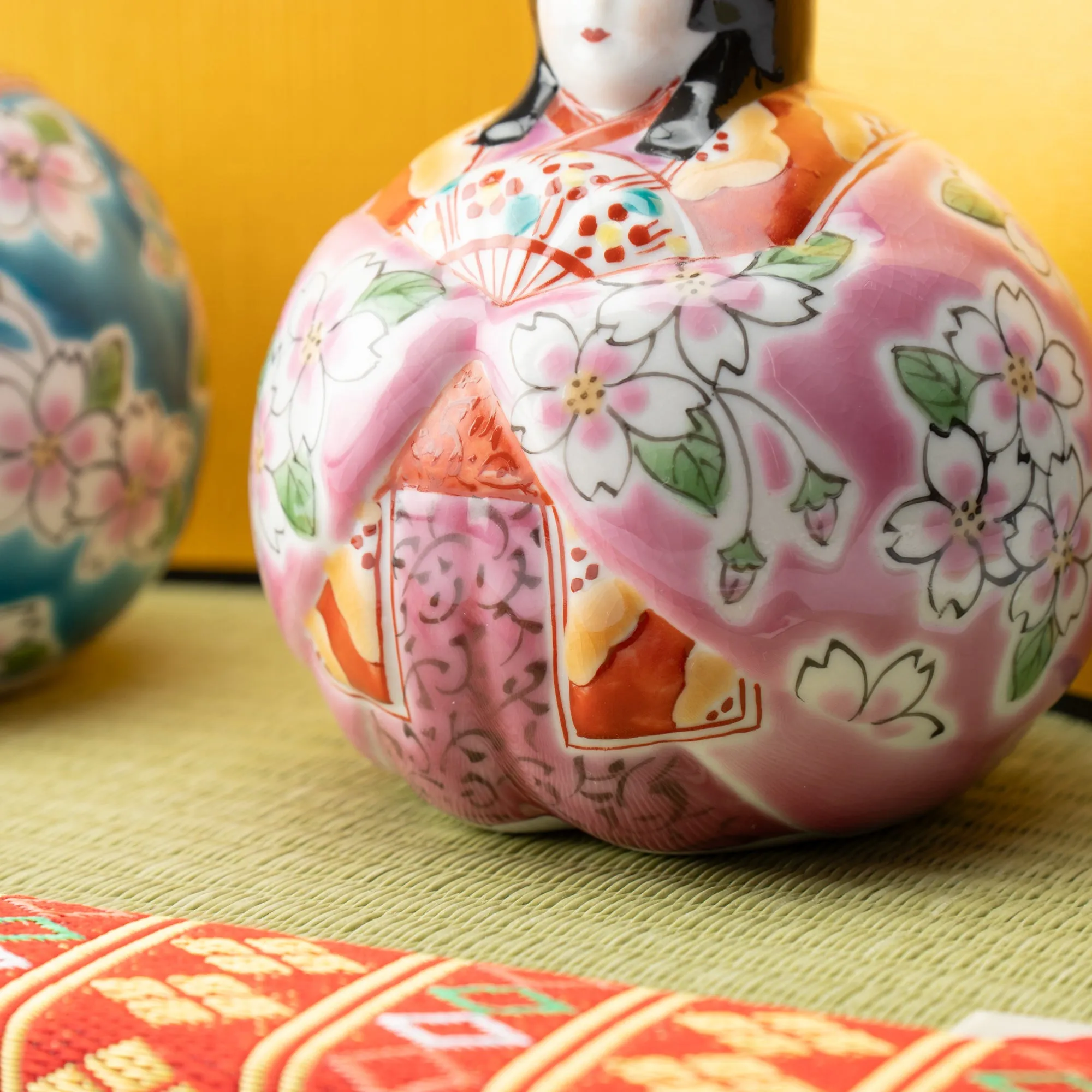 Toukou Kiln Sakura Kutani Hina Dolls with Mini Tatami Mat